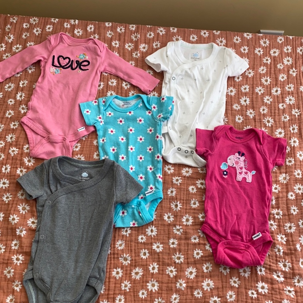 (Lot of 5) 0-3 Month Baby Onesie Bodysuit Assortment (Gerber & Cloud Island)